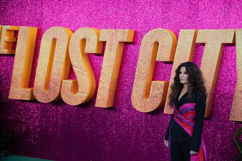 Sandra Bullock a atras toate privirile la premiera „The Lost City”. Cum s-a îmbrăcat actrița de 57 de ani