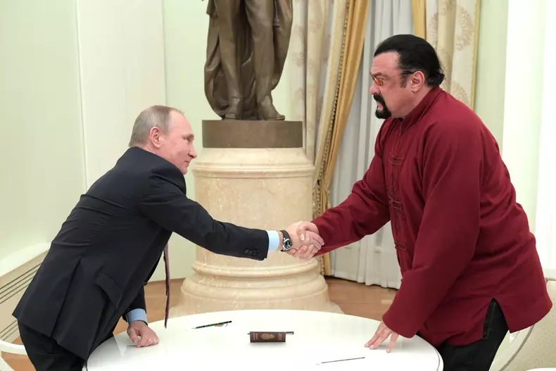 Steven Seagal îl susține în continuare pe Putin