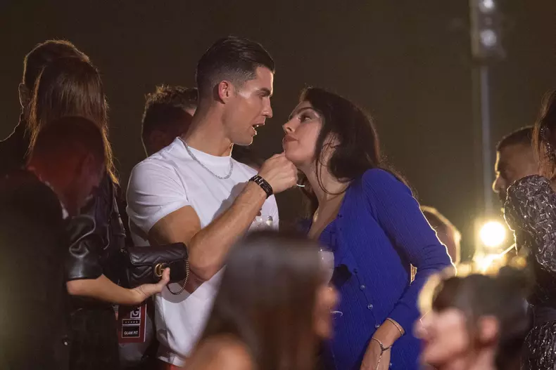 Suma uluitoare pe care Ronaldo i-o dă partenerei sale. Care e explicația gestului său