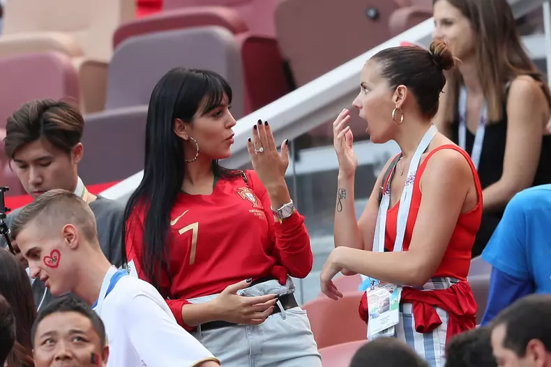 Suma uluitoare pe care Ronaldo i-o dă partenerei sale. Care e explicația gestului său