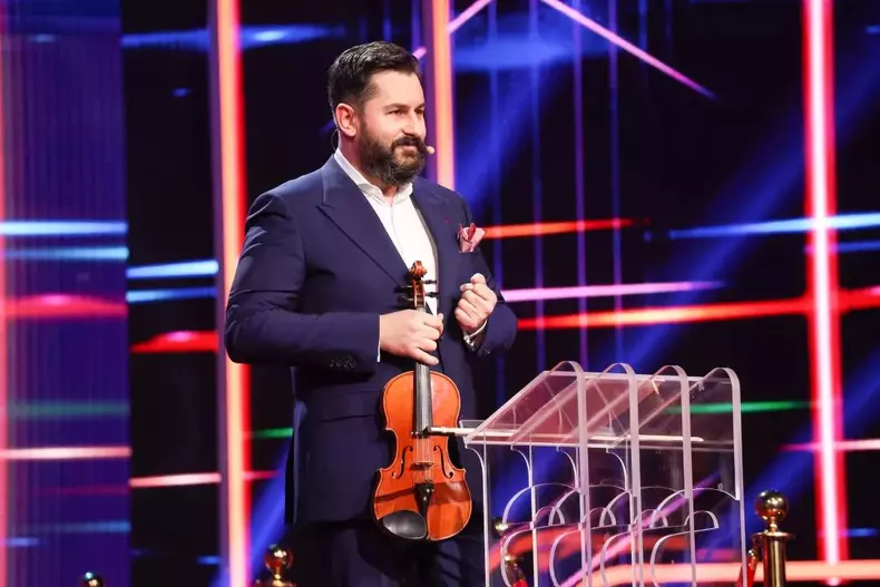 Iulia-Albu-surprinsa-sa-l-vada-pe-iubitul-ei-pe-scena-iUmor-2022-1