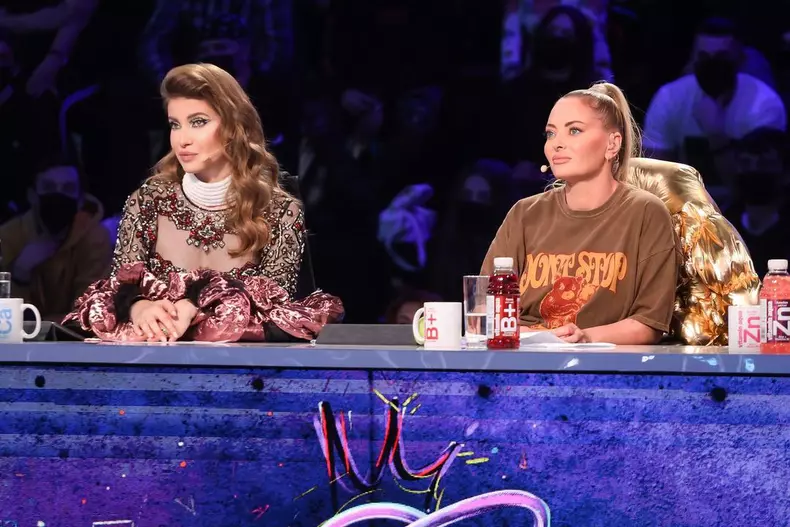 Iulia-Albu-surprinsa-sa-l-vada-pe-iubitul-ei-pe-scena-iUmor-2022-3