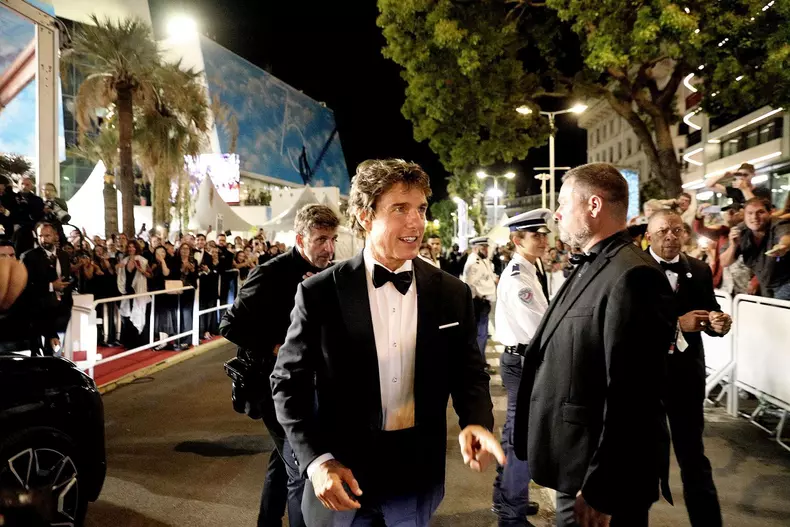 Descente des marches du film "Top Gun : Maverick" lors du 75ème Festival International du Film de Cannes