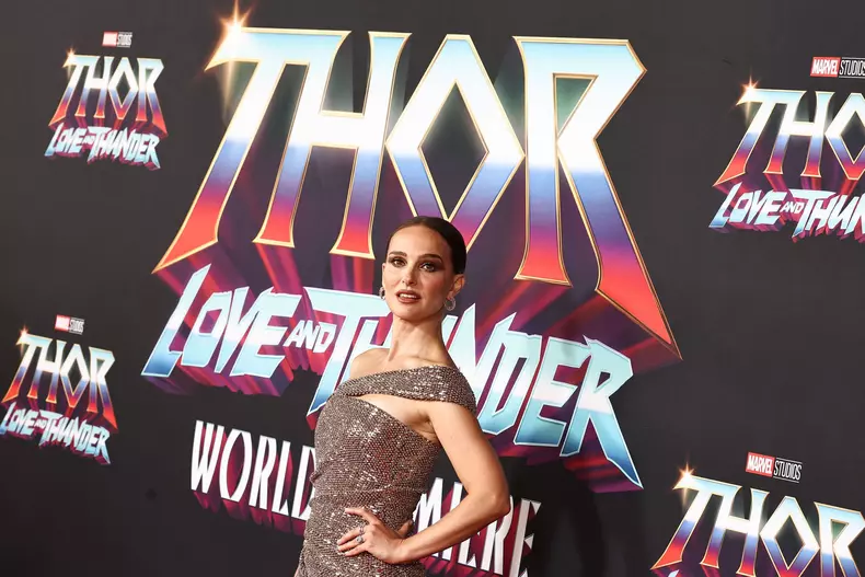 Chris Hemsworth și Natalie Portman au uimit la premiera mondială „Thor: Iubire și tunete”. Primele imagini de pe covorul roșu