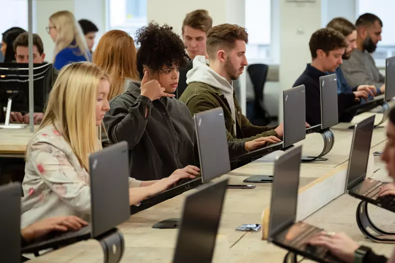 „Ani și ani”, o miniserie despre un viitor distopic, în premieră la Focus Sat TV