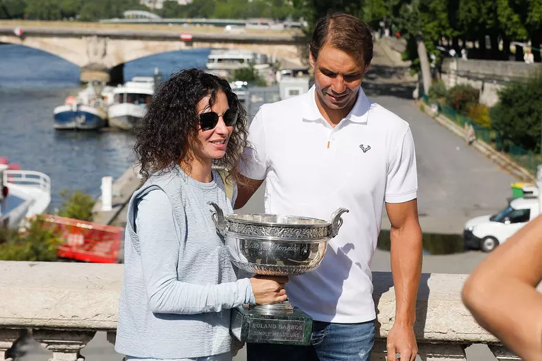 Rafael Nadal pose avec la coupe des Mousquetaires sur le pont Alexandre III après sa 14ème victoire en finale du simple messieurs aux internationaux de France de tennis de Roland Garros - Paris, France - 06 juin 2022