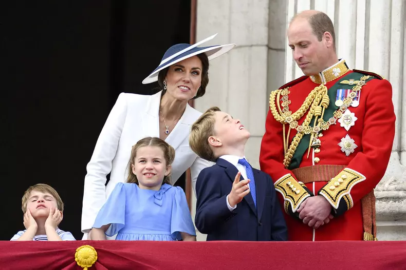 Kate Middleton n-a reușit să îl stăpânească pe Prințul Louis. Micuțul a furat din nou spectacolul la Jubileul de Platină