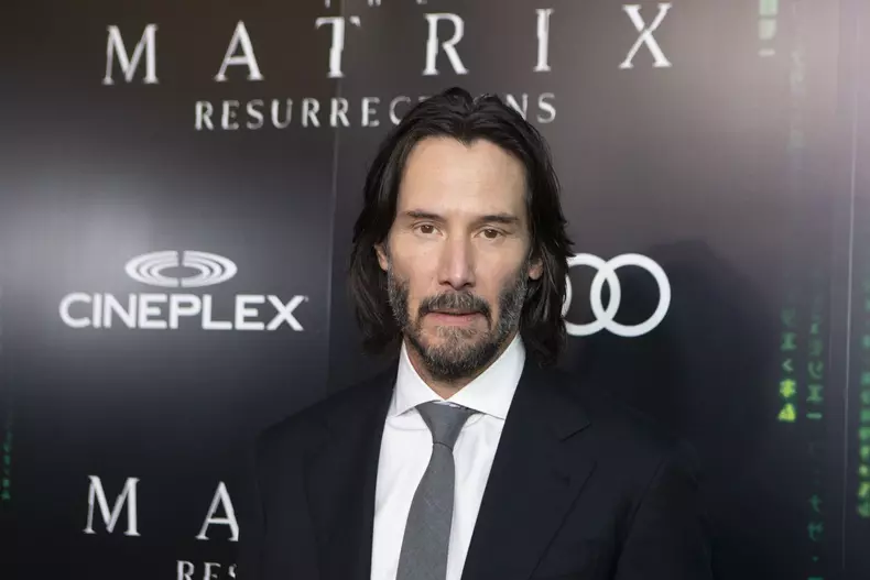 Keanu Reeves a cucerit din nou internetul. Cum i-a răspuns actorul unui copil care l-a luat la întrebări pe aeroport