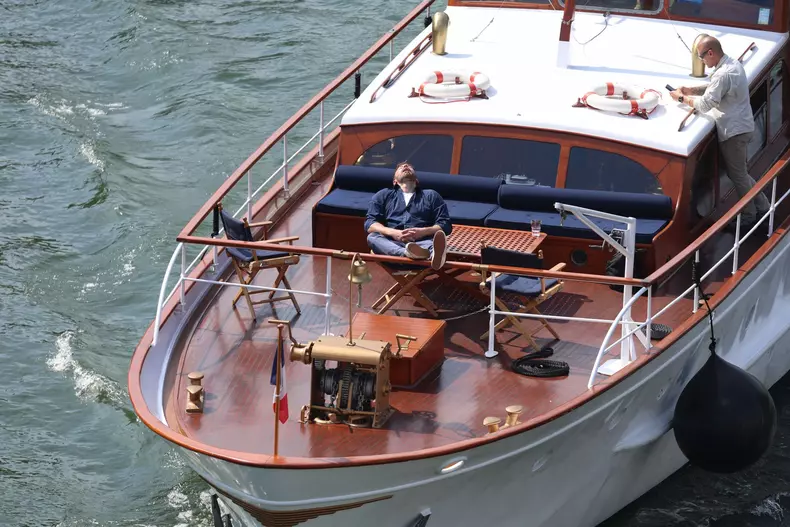 Imagini virale cu Ben Affleck dormind cu gura deschisă în luna de miere. Explicația se află în contractul prenupțial impus de JLo