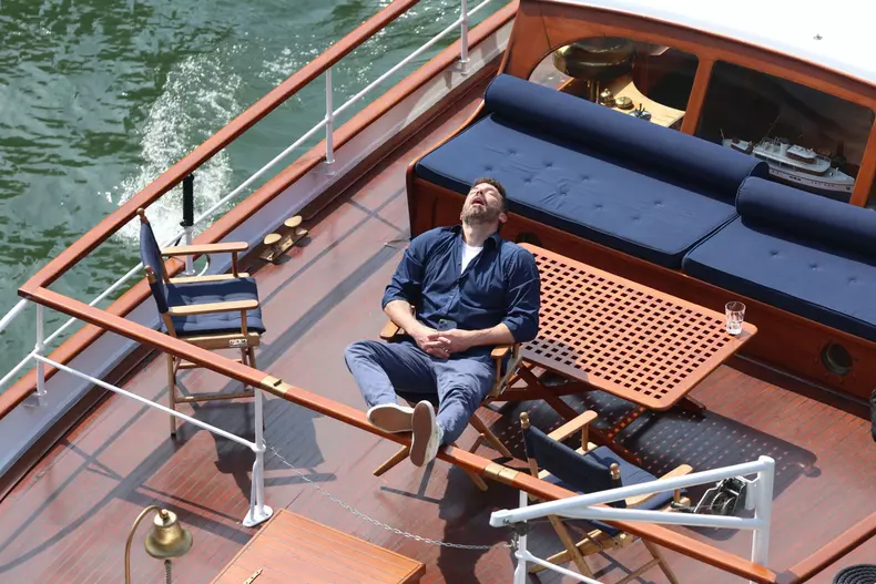 Imagini virale cu Ben Affleck dormind cu gura deschisă în luna de miere. Explicația se află în contractul prenupțial impus de JLo