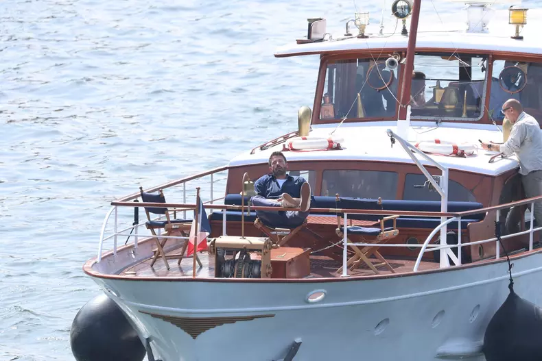 Imagini virale cu Ben Affleck dormind cu gura deschisă în luna de miere. Explicația se află în contractul prenupțial impus de JLo