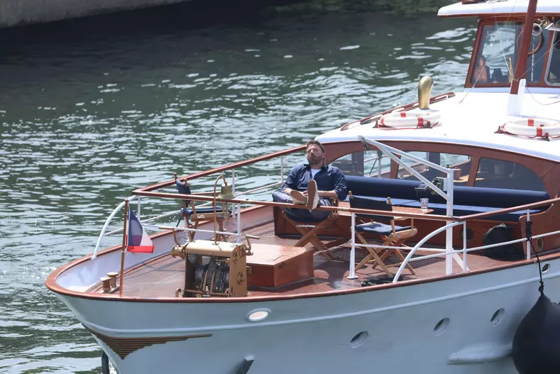 Imagini virale cu Ben Affleck dormind cu gura deschisă în luna de miere. Explicația se află în contractul prenupțial impus de JLo