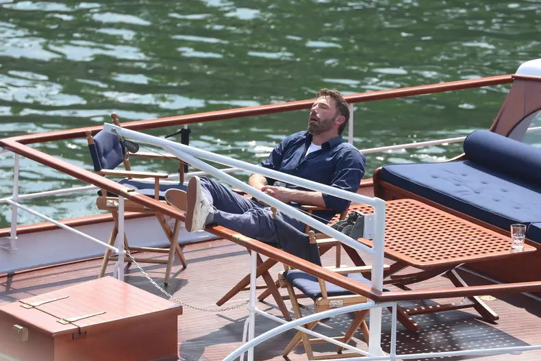 Imagini virale cu Ben Affleck dormind cu gura deschisă în luna de miere. Explicația se află în contractul prenupțial impus de JLo