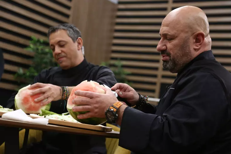 Chefi-la-cutite_Jocuri-de-culise-sculptat-in-pepene