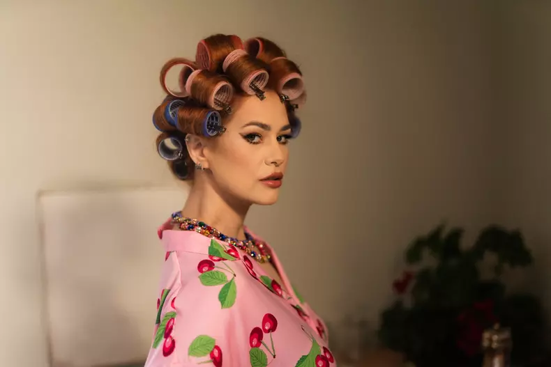 Feli, transformare de look uimitoare pentru noul ei videoclip. A lansat melodia „Dragoste nebună”