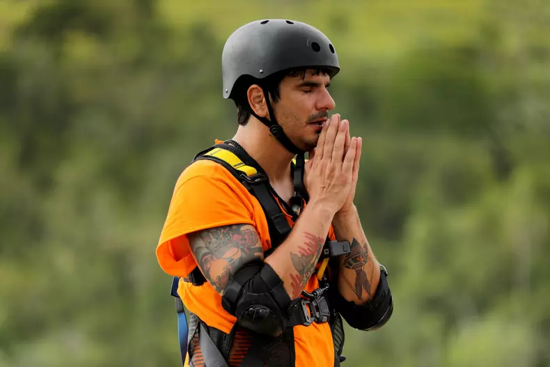 Alex-Bogdan-Sunt-celebru-scoate-ma-de-aici