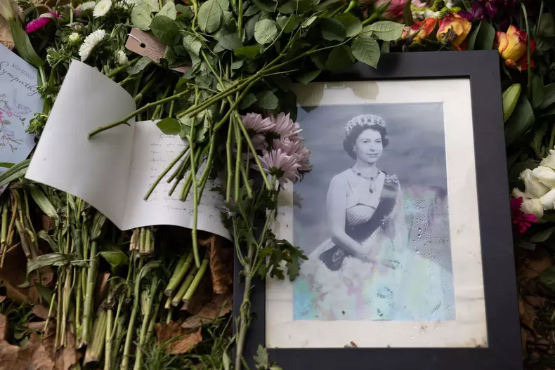 Începe lupta pentru „cel mai mare diamant din lume”. Cine vrea să pună mâna pe bijuteria de pe sceptrul reginei Elisabeta