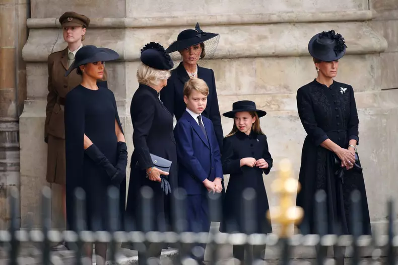 Queen ElizaOmagiul adus de prințesa Charlotte reginei Elisabeta a II-a. Prințesa de Wales a purtat o bijuterie primită de la străbunica sabeth II funeral in London