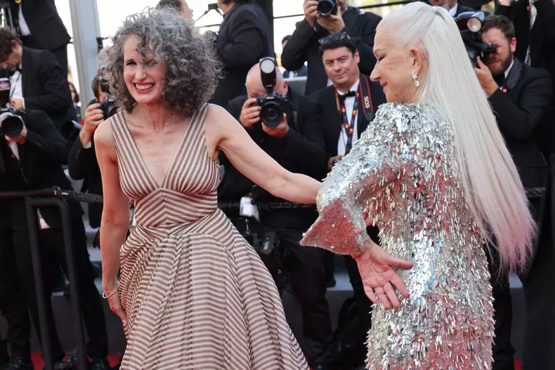 Helen Mirren și Andie MacDowell, Festivalul de Film de la Cannes, la Palais des Festivals, pe 27 mai 2022