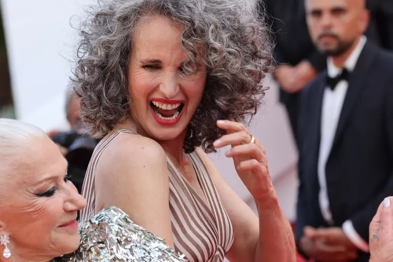 Helen Mirren și Andie MacDowell, Festivalul de Film de la Cannes, la Palais des Festivals, pe 27 mai 2022