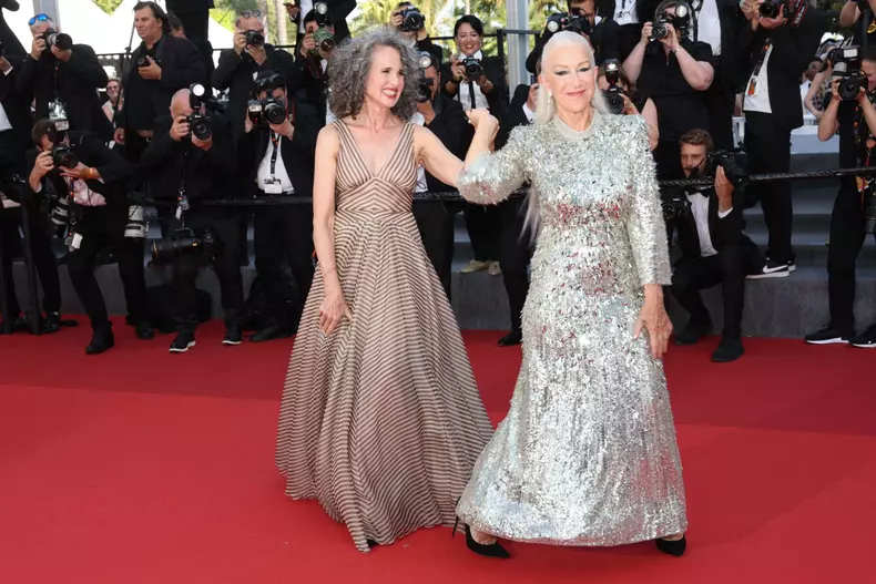 Helen Mirren și Andie MacDowell, Festivalul de Film de la Cannes, la Palais des Festivals, pe 27 mai 2022