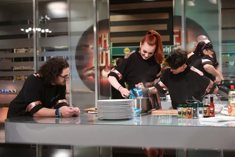 Concurentii-au-gatit-cu-o-singura-mana-in-editia-de-aseara