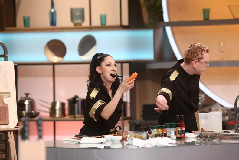 Concurentii-au-gatit-cu-o-singura-mana