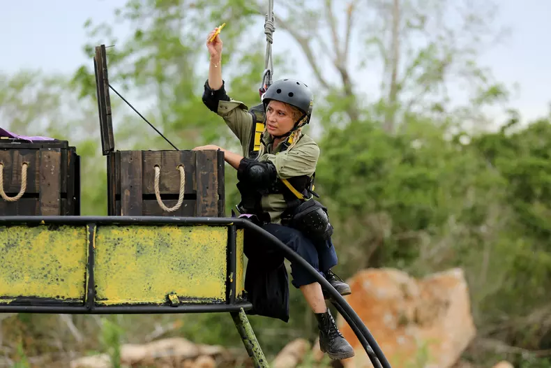 Anisia-Gafton-Sunt-celebru-scoate-ma-de-aici