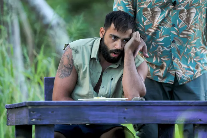 Sali-Levent-Sunt-celebru-scoate-ma-de-aici-1