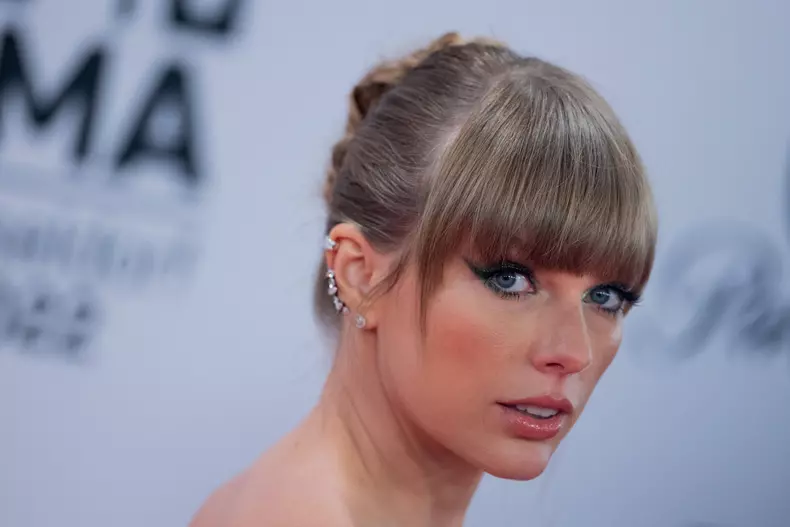 A întors toate privirile. Taylor Swift, în cea mai îndrăzneață ținută de până acum, pe covorul roșu de la MTV EMA