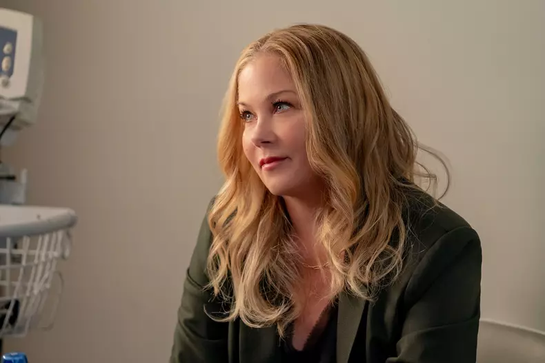 „Nu mai exiști pentru mine”/ „Dead to me”, serial Netflix. Tot ce trebuie să știți despre sezonul trei al serialului cu Christina Applegate