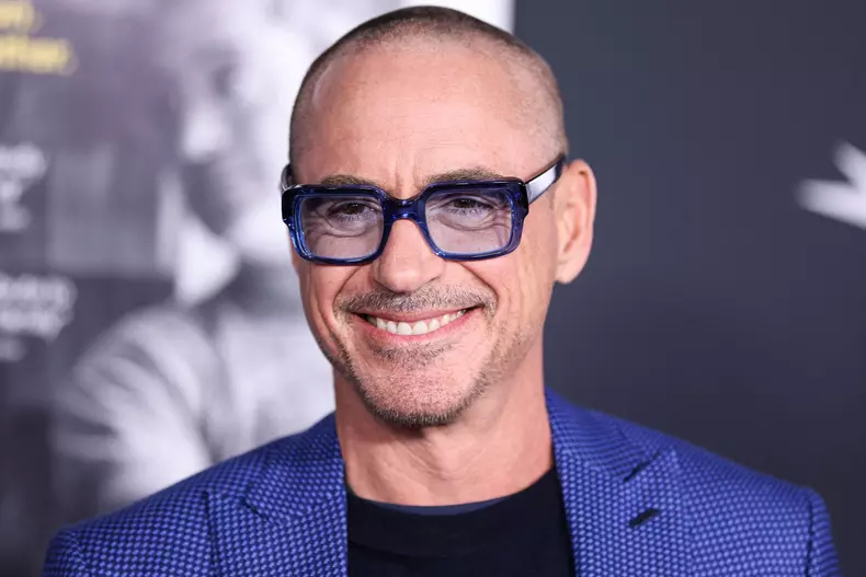 Robert Downey Jr. are un nou look, după ce copiii l-au ras în cap