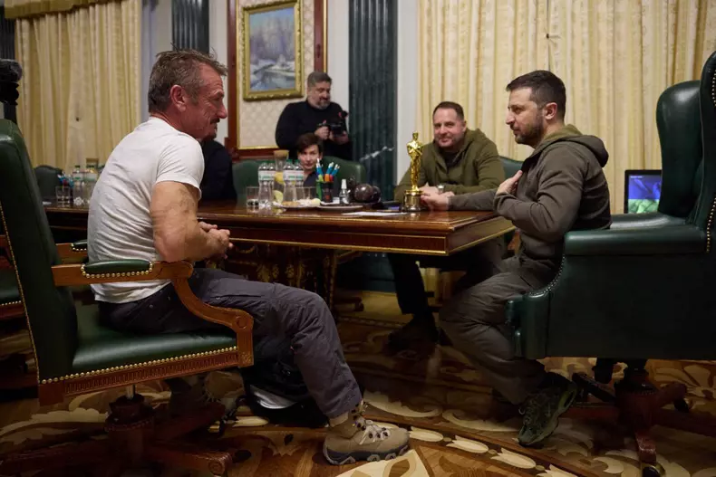 Actor Sean Penn hands over his award to Ukrainian President