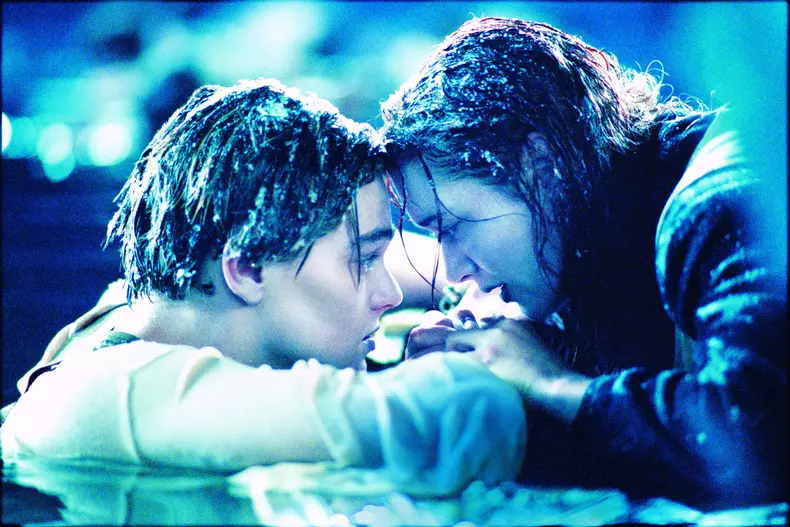 Gata cu zvonurile! James Cameron vrea să afle dacă Jack Dawson ar fi avut loc lângă Rose pe ușa care plutea