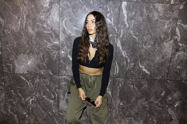 intre-lume-si-noi-noul-serial-al-lui-demet-ozdemir-este-disponibil-la-disney-plus-1-1