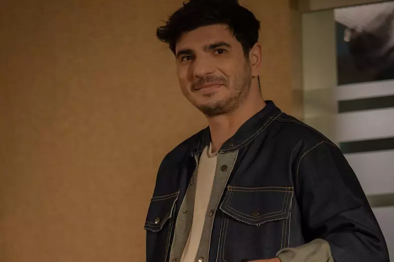 „Love Sorry”, noul film de comedie regizat de Iura Luncașu, este disponibil pe Netflix