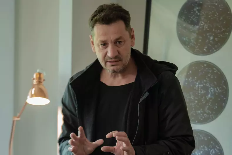 „Love Sorry”, noul film de comedie regizat de Iura Luncașu, este disponibil pe Netflix