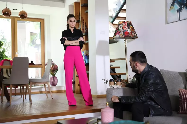 Ce face Theo Rose pe platourile de filmare de la „Clanul”, chiar dacă este însărcinată