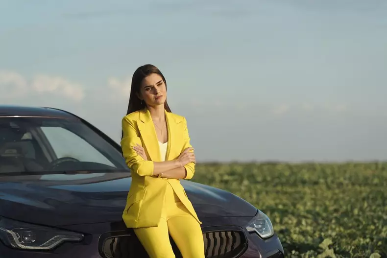 Ce face Theo Rose pe platourile de filmare de la „Clanul”, chiar dacă este însărcinată