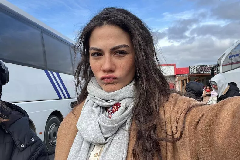 Demet Özdemir, imagini incendiare din cel mai nou serial al actriței