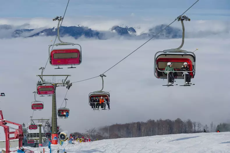 ROventura, 11 februarie 2023. Călătorie fascinantă prin Munții Retezat, spre perla de gheață a Hunedoarei