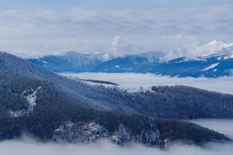 ROventura, 11 februarie 2023. Călătorie fascinantă prin Munții Retezat, spre perla de gheață a Hunedoarei