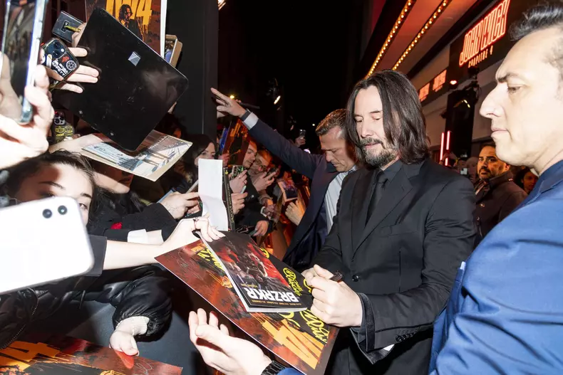 Keanu Reeves, viral pe internet. Gestul uluitor făcut de actor după ce a fost cerut în căsătorie la premiera noului „John Wick 4”