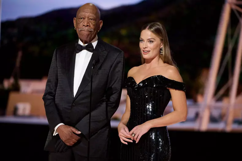 Morgan Freeman și Margot Robbie, la gala Premiilor Oscar. De ce purta actorul o manusa neagra