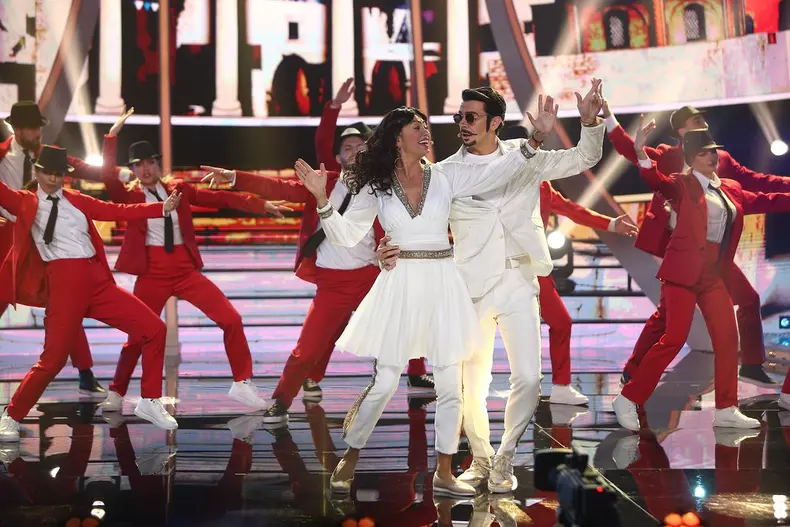 anca-turcasiu-s-a-sarutat-cu-un-dansator-de-la-antena-1-1