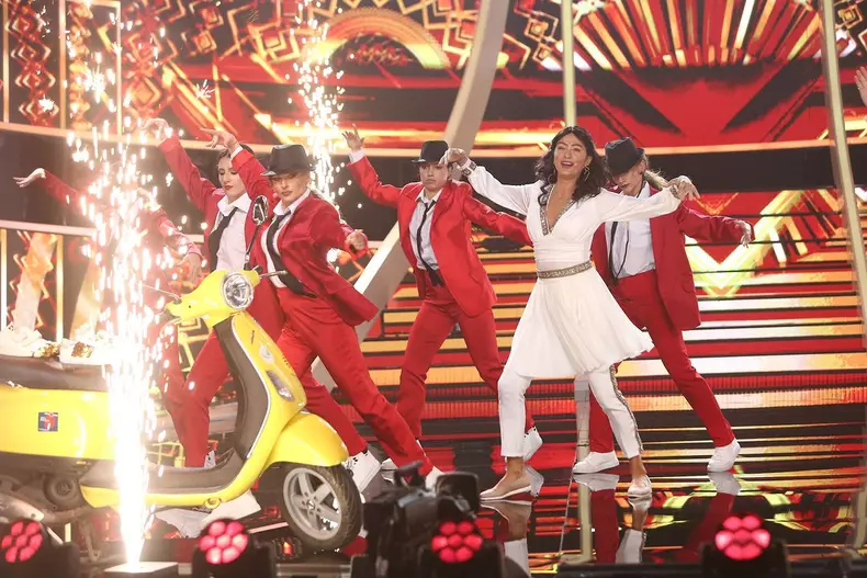 anca-turcasiu-s-a-sarutat-cu-un-dansator-de-la-antena-1-3