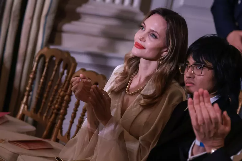 Angelina Jolie, apariție spectaculoasă la o recepție organizată la Casa Albă. Cine a însoțit-o