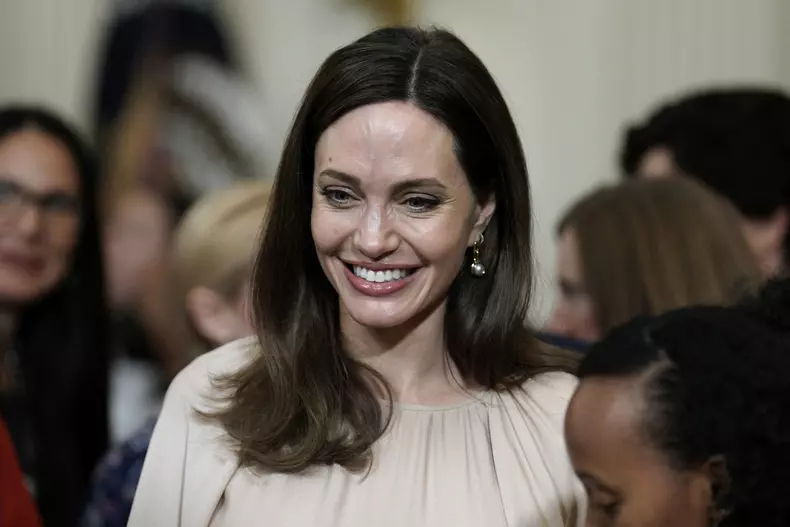 Angelina Jolie, rugăminte pentru fanii ei, la 15 ani de la moartea mamei sale