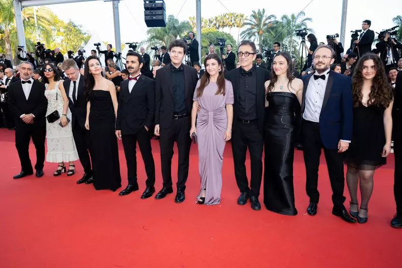 cine-e-merve-dizdar-turcoaica-premiata-la-cannes-pentru-cea-mai-buna-actrita.-a-jucat-in-doctorul-minune-si-patria-mea-esti-tu-5