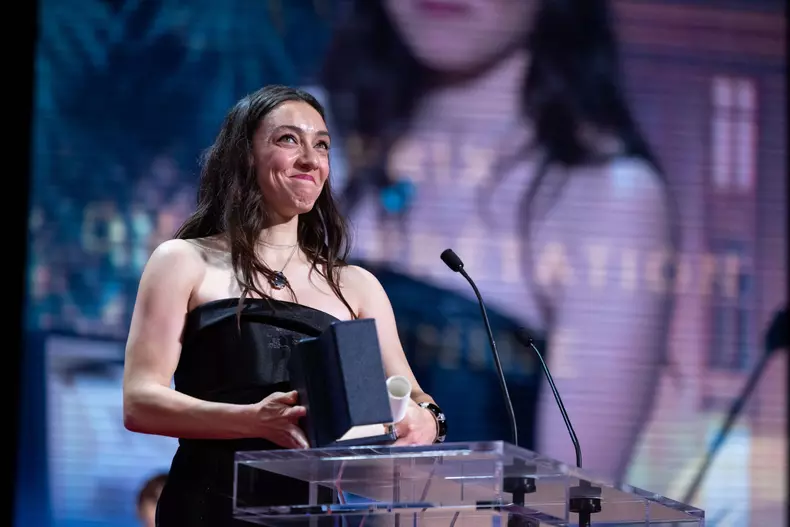 cine-e-merve-dizdar-turcoaica-premiata-la-cannes-pentru-cea-mai-buna-actrita.-a-jucat-in-doctorul-minune-si-patria-mea-esti-tu-6
